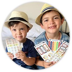 Dos niños mostrando etiquetas personalizadas Pekokis